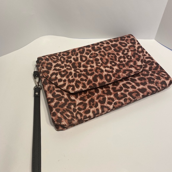 Cheetah Print Envelope Style Clutch with hand strap - Picture 1 of 4